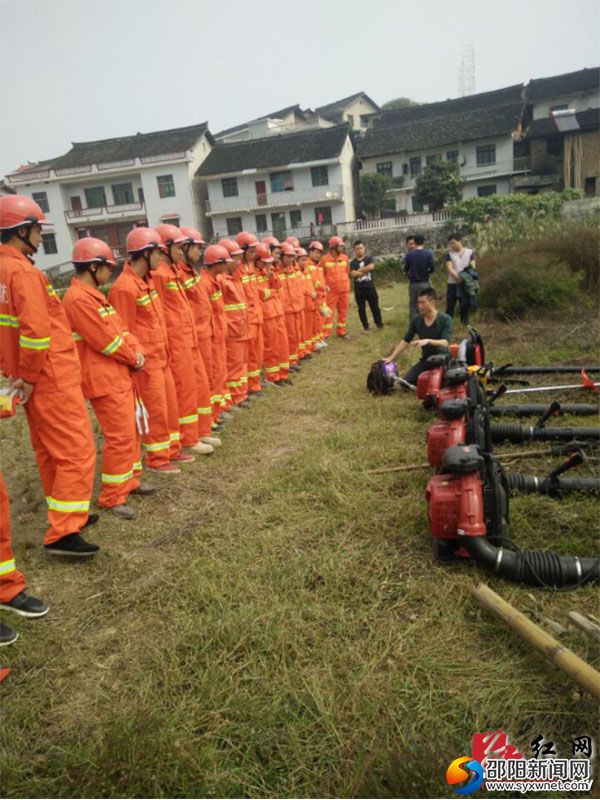 图为森林消防大队队员为乡镇半专业防火队伍讲解灭火工具使用知识