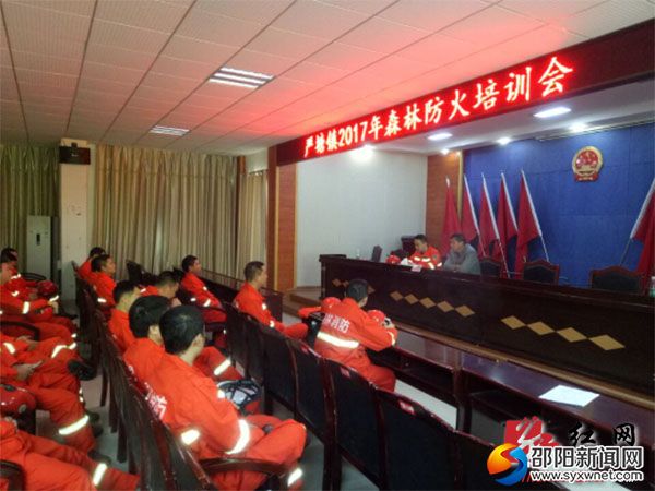 图为县森林公安局副局长谢和平在严塘镇进行森林防火培训