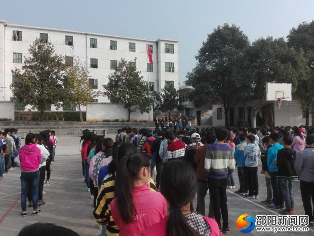 图为学校校长在给学生进行安全讲座