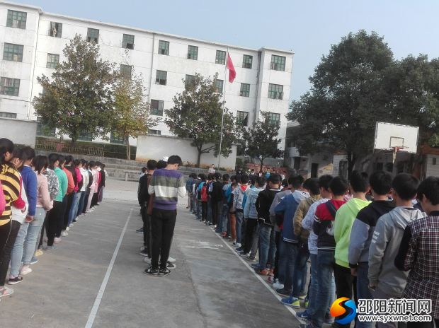 学生代表正在演讲