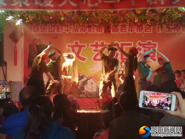 青年男女跳起欢快舞