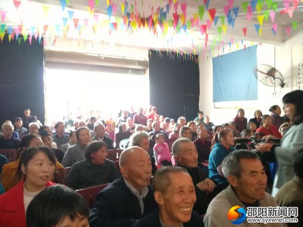 村民们观看演出