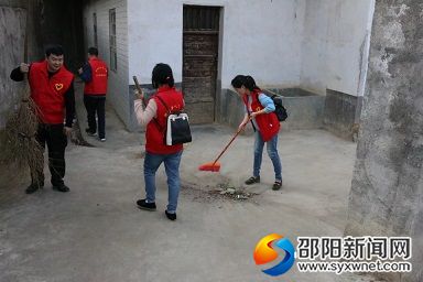 志愿者为村民打扫卫生