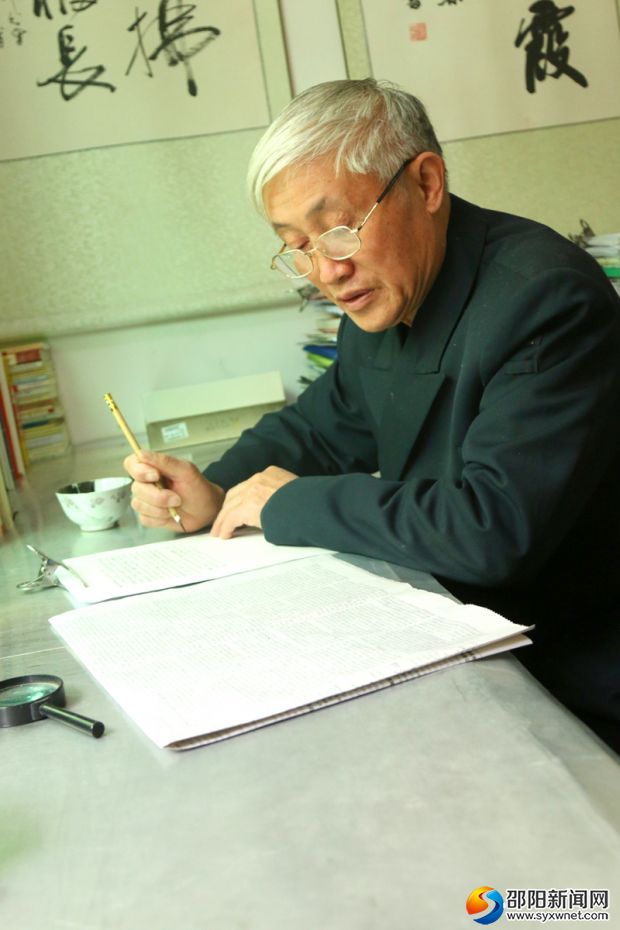 石书友正在用毛笔抄写十九大报告