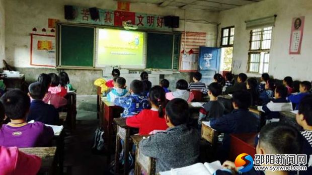 学生正认真地看《食品安全》教育视频