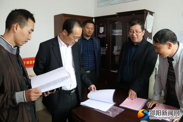 刘永格在万祝村查阅资料