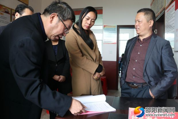 刘永格在查阅资料