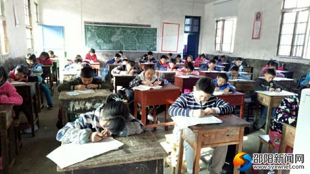 学生认真地答题