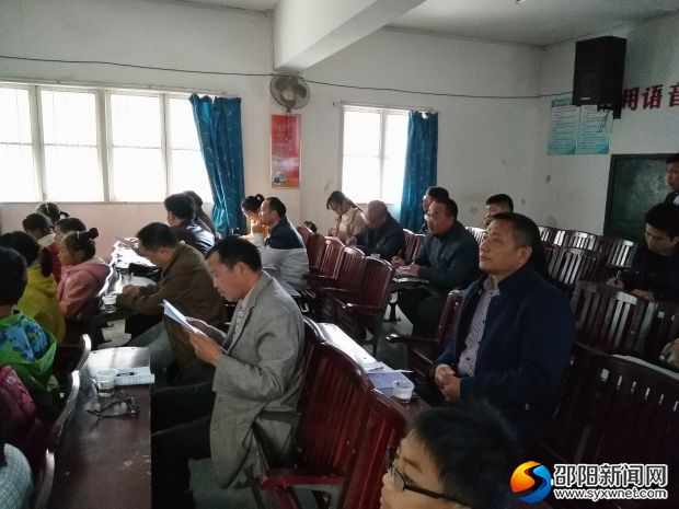 听课人员认真观摩学习