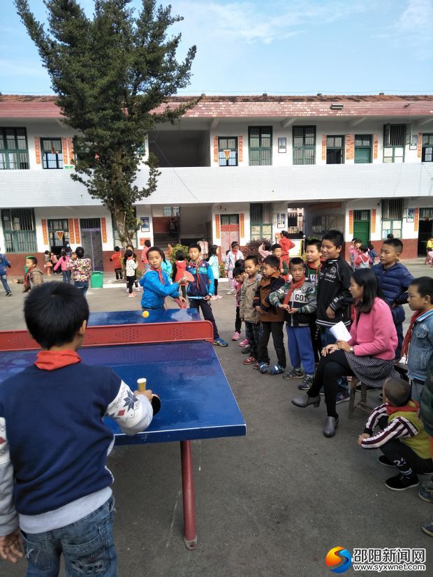 精彩的球赛引来了好多观众