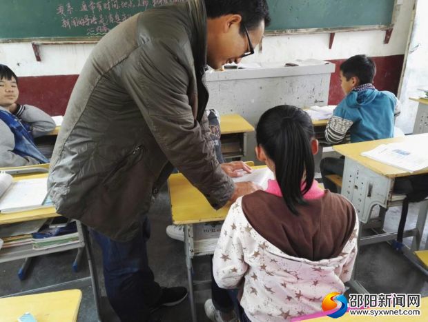 图为杨焕景关心学生