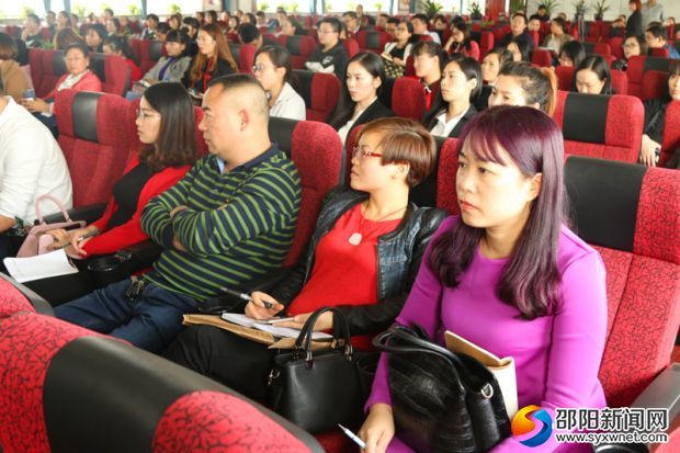 与会人员正在认真听取培训内容 