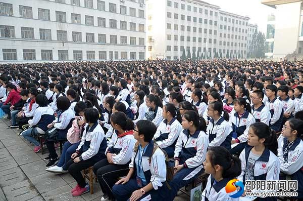 学生认真聆听演讲