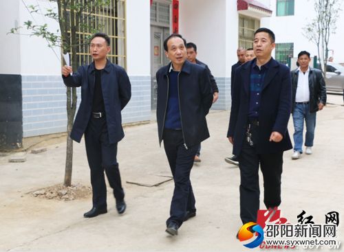 杨博理查看西岩镇联心村易地扶贫搬迁集中安置点