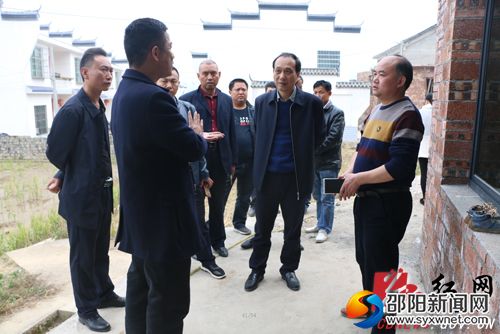 杨博理在西岩镇联心村调研指导脱贫攻坚工作