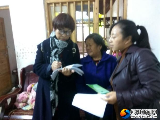 扶贫干部入户宣传党的十九大会议精神