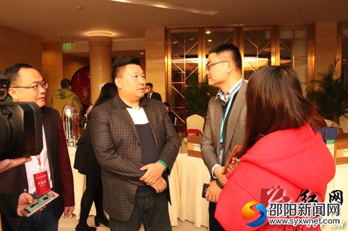 县委常委、副县长方凯向媒体记者介绍城步电商扶贫工作