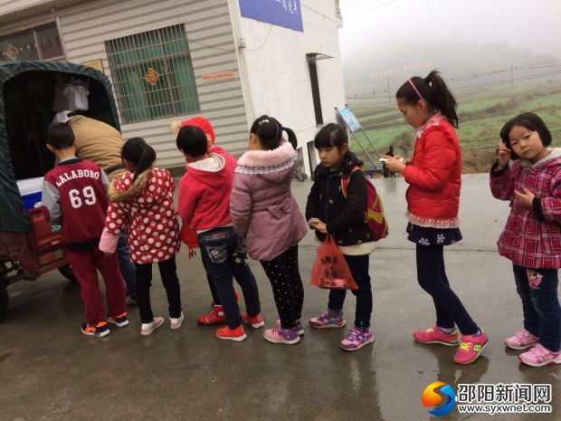 学生主动排队买包子