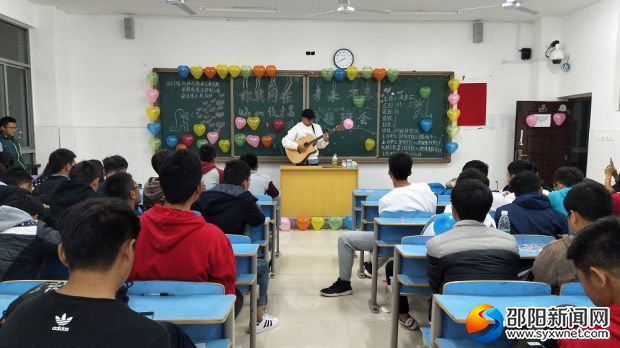 同学们表演节目