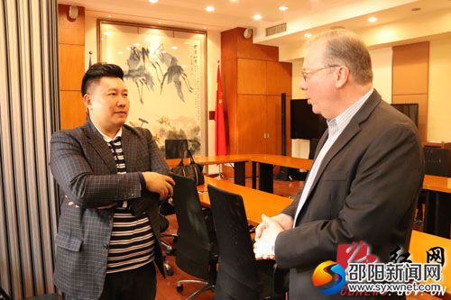 县委常委、副县长方凯与联合国驻华系统协调员、开发署驻华代表罗世礼交谈工作