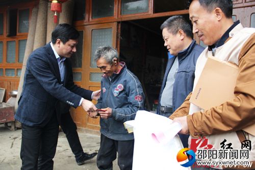县委副书记、县脱贫攻坚指挥部指挥长杨映林在儒林镇龙凤冲村走访慰问贫困户刘大忠