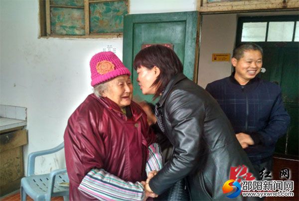 罗静与金秀英老人交谈