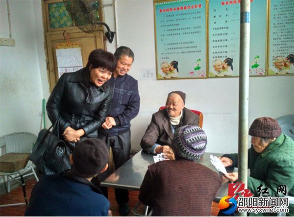 罗静在活动室了解老人生活娱乐情况