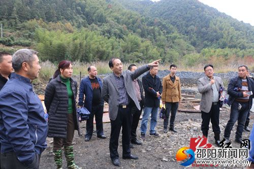 杨博理一行在巫水丹口镇泉洲村河段一小水电站了解情况