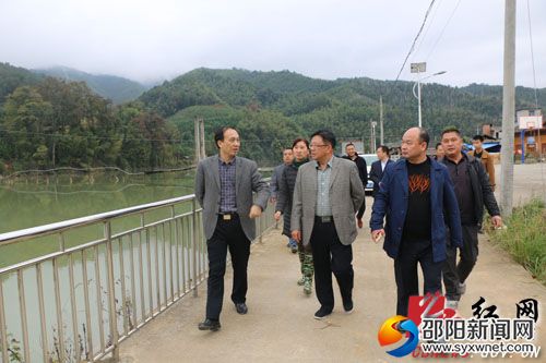 杨博理一行查看丹口镇信石村尖口电站水域情况