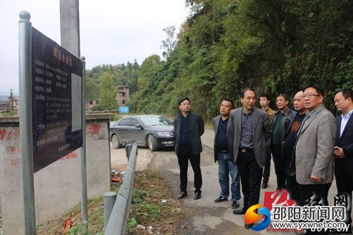 杨博理一行查看巫水丹口镇河段河长制公示牌