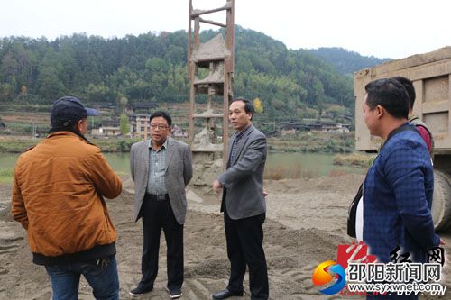 杨博理一行了解巫水丹口镇青桐村河段采砂场各方面情况