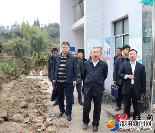 湖南南山国家公园管理局党委书记、城步县委书记罗建南在五团镇初水村察看村级活动场所