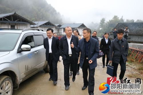 罗建南在木瓜村察看易地扶贫搬迁安置点建设项目