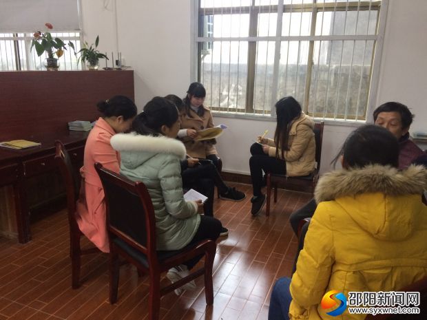 语文组教师及校长在评课