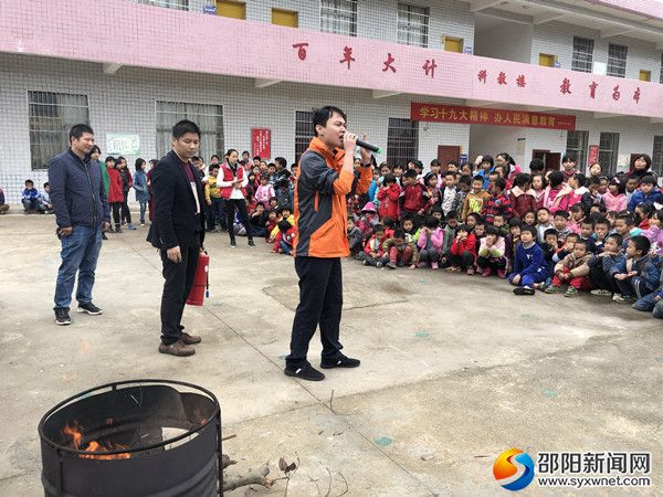 消防员讲解如何使用干粉灭火器