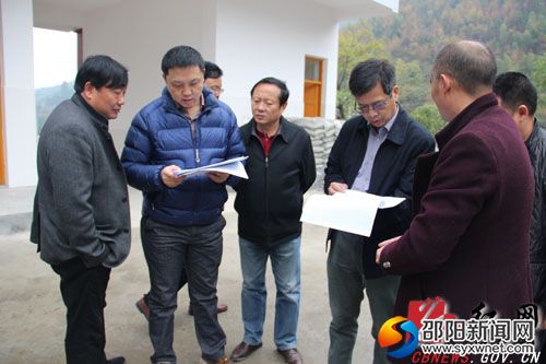 检查组在塔溪中心学校查看教育扶贫政策落实情况