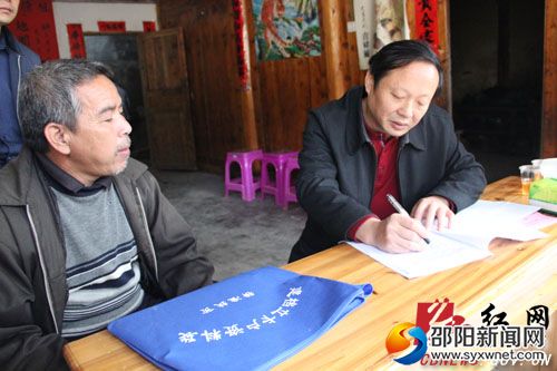 检查组在五团镇木瓜村进行入户问卷调查