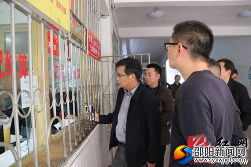 检查组在县人民医院查看健康扶贫政策落实情况