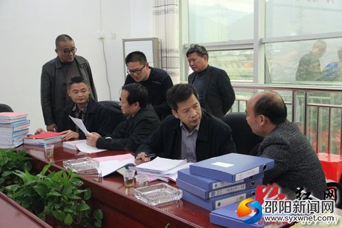 检查组在县脱贫攻坚指挥部查阅资料