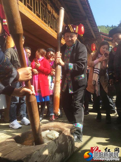 打糍粑一幕。(饶兴建摄)