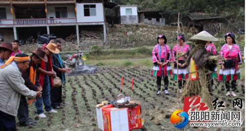酒粑节祭茅神一幕。 (饶兴建摄)