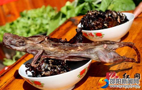 酒粑节美食“腊老鼠肉”。 (饶兴建摄)