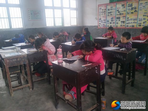 学生认真答题