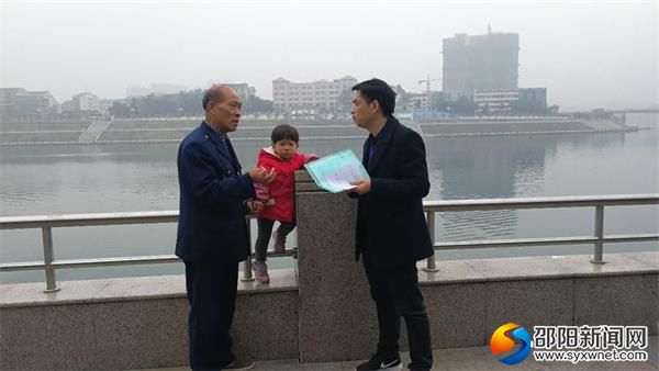 健康教育组长戚科胜调查市民