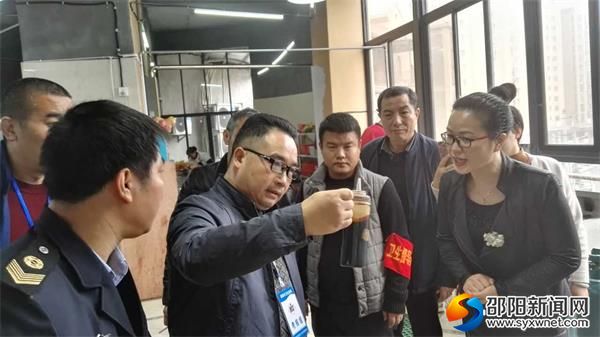 食品安全组吴活龙检查通红酒店,农贸市场