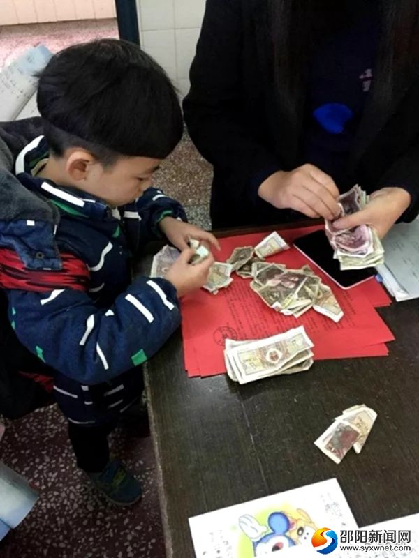 小学生捐献零花钱