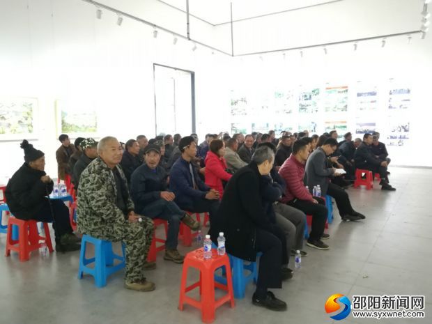 党员群众在听讲