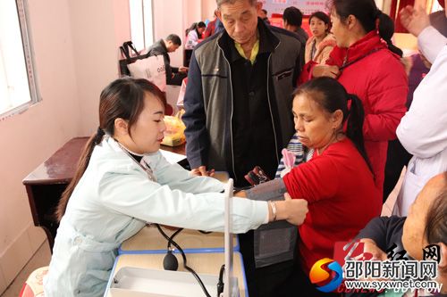 医务人员为老百姓测量血压