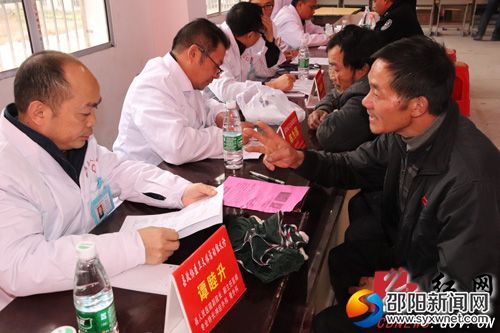 医务人员现场为老百姓诊断病情