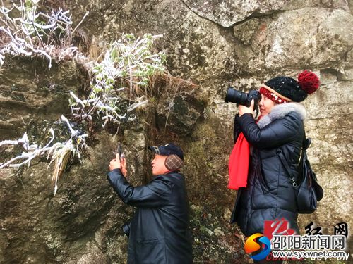 游客在拍摄冰冻景观